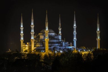 Türkiye 'nin İstanbul kentinde gece aydınlatılan altı minare Osmanlı Mimari Mavi Camii manzarası