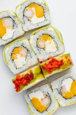 Sushi, beyaz bir arkaplanda izole bir şekilde yuvarlanıyor.