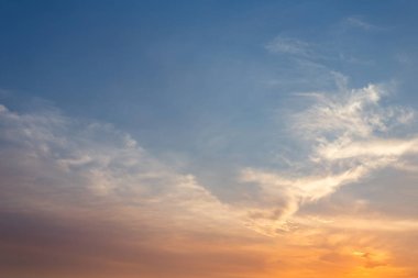gökyüzü günbatımı ve bulutlar.