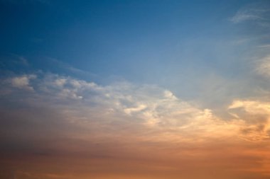 gökyüzü günbatımı ve bulutlar.