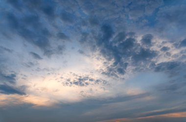 Bulut ve gökyüzü ya da dramatik gökyüzü arka plan