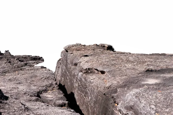 Rock cliff üzerinde beyaz izole taş.