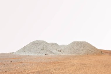 Kazık çöl kumul beyaz arka plan üzerinde izole.