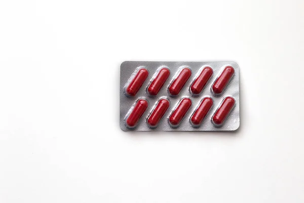 Czerwone leki na białym tle. — Zdjęcie stockowe