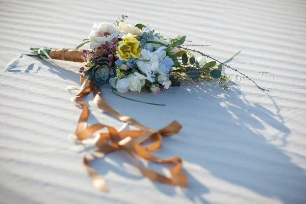 모래에 리본으로 꽃의 부케 — 스톡 사진