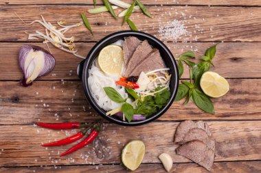 Oryantal fo Bo çorba ahşap bir masa üzerinde