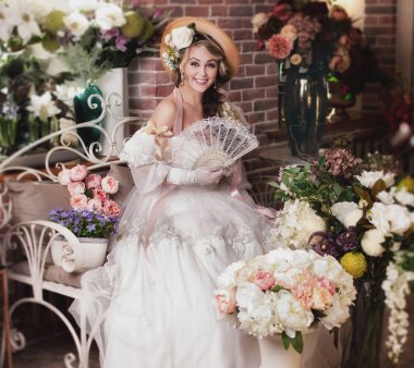 Bir çiçek Aranjman şapkalı kız