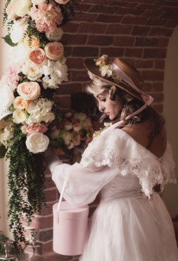 Bir çiçek Aranjman şapkalı kız