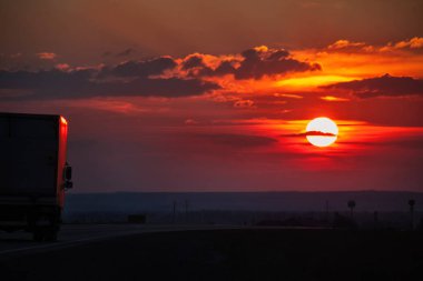 Araba güneş yönünde olacak