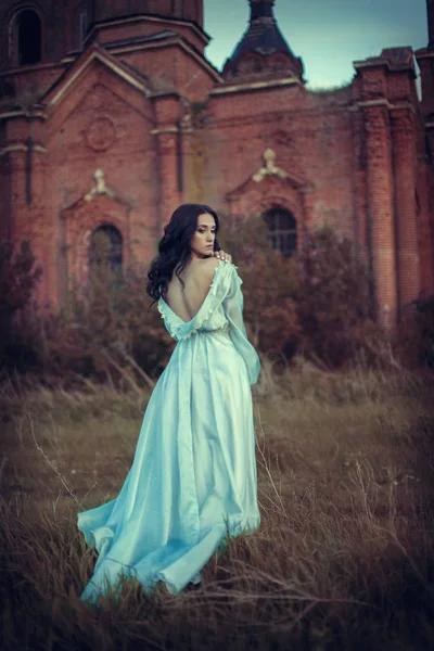 A menina, sobre a Igreja abandonada — Fotografia de Stock