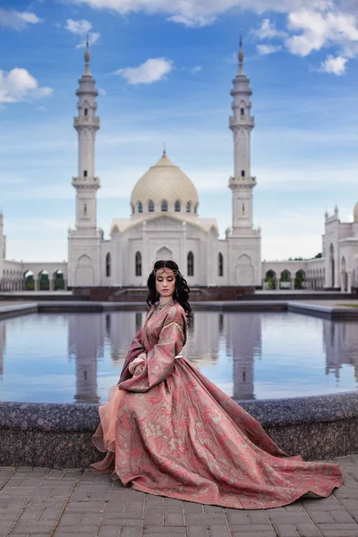 Девушка на фоне мечети — стоковое фото
