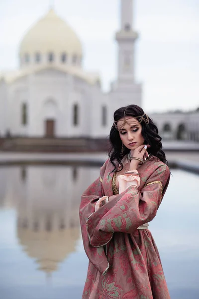 Menina no fundo da mesquita — Fotografia de Stock