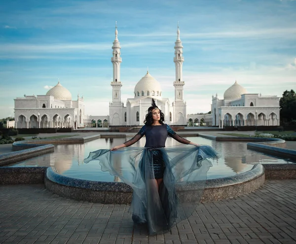 Женщина на фоне белой мечети — стоковое фото