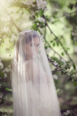 Güzel genç gelin çiçek açan bir bahçe