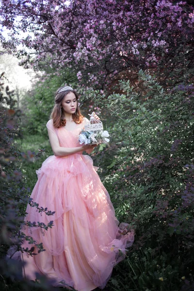 A rózsaszín ruha virágos kert lány — Stock Fotó