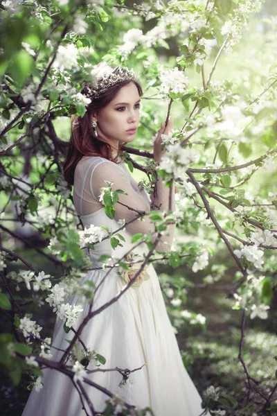 Bela noiva jovem em um jardim florescente — Fotografia de Stock