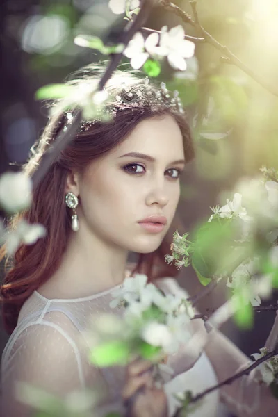 Belle jeune mariée dans un jardin fleuri — Photo