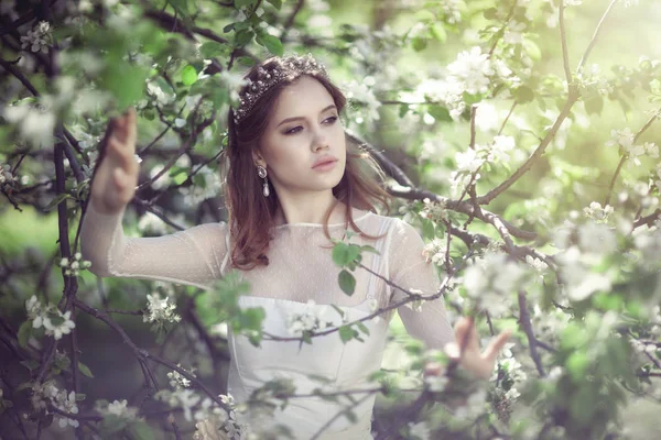 Bella giovane sposa in un giardino fiorito — Foto Stock