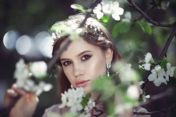 Vackra unga bruden i en blommande trädgård — Stockfoto
