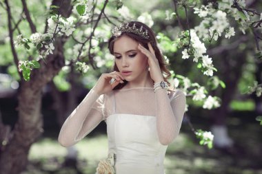 Güzel genç gelin çiçek açan bir bahçe