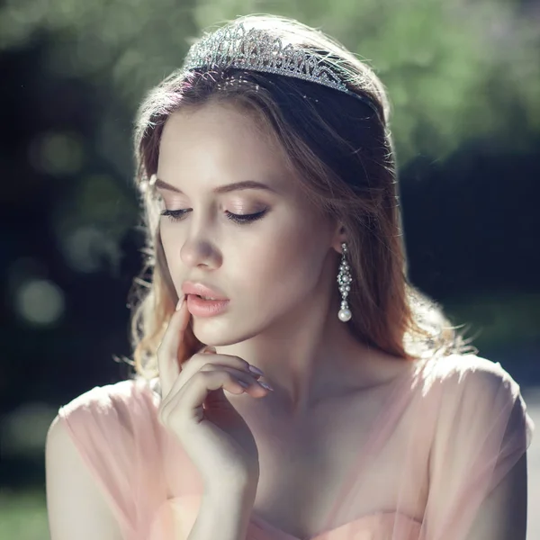 Retrato de uma jovem em um vestido rosa — Fotografia de Stock