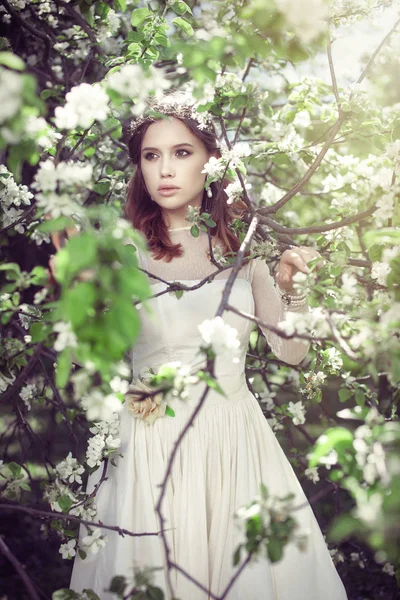 Belle jeune mariée dans un jardin fleuri — Photo