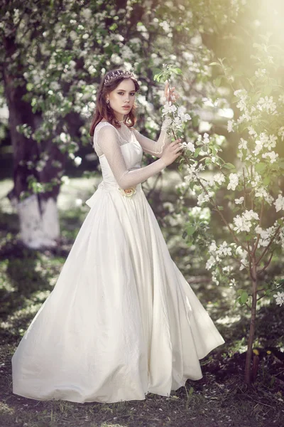 Virágzó kert gyönyörű fiatal menyasszony — Stock Fotó