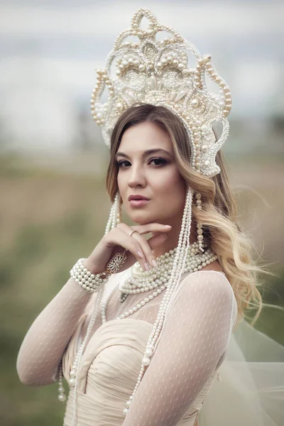 Retrato vertical de una chica rusa en kokoshnik — Foto de Stock