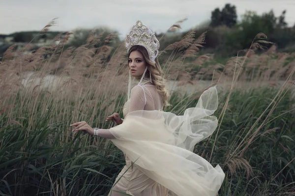 Portrait d'une belle fille caucasienne à kokoshnik — Photo