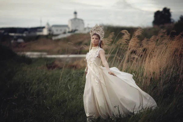 Menina de vestido branco no fundo da Igreja — Fotografia de Stock