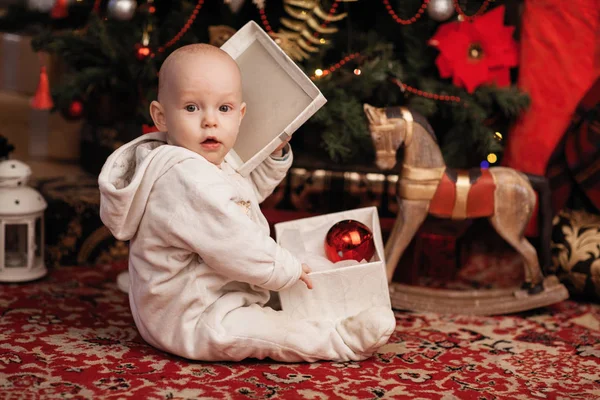 O bebê está segurando uma caixa com um presente — Fotografia de Stock