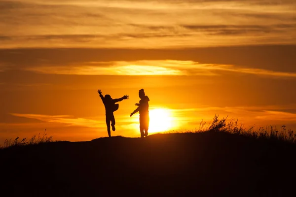 Deux silhouettes d'un enfant au coucher du soleil — Photo