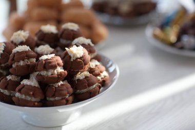 Çerezler bir vazoda beyaz masa örtüsü üzerinde