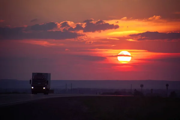 Samochód jedzie w kierunku słońca — Zdjęcie stockowe
