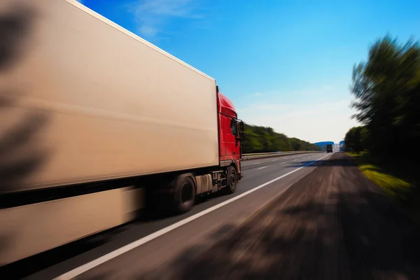 Een vrachtwagen is rijden op de weg — Stockfoto