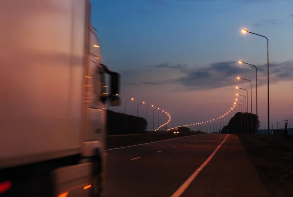 Un camion roule sur la route — Photo