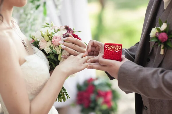 Vestir anillos de boda. Brazos. No hay caras visibles — Foto de Stock