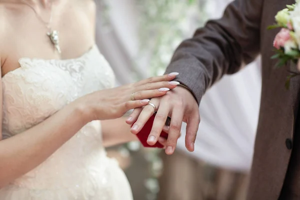 Vestir anillos de boda. Brazos. No hay caras visibles — Foto de Stock