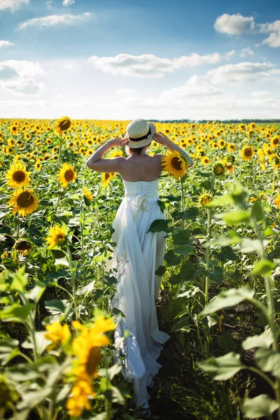 Ayçiçeği tarlası olarak şapkalı kız
