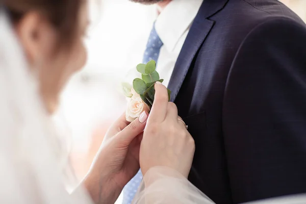 La novia endereza el boutonniere del novio. Sin rostros — Foto de Stock