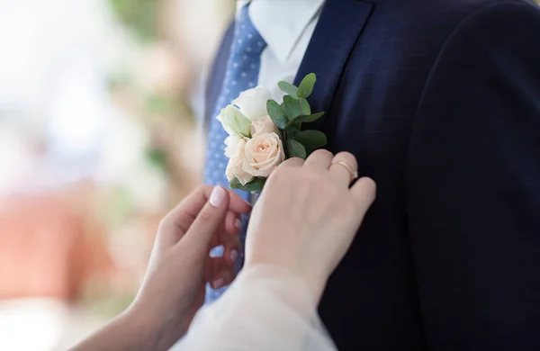 La novia endereza el boutonniere del novio. Sin rostros — Foto de Stock