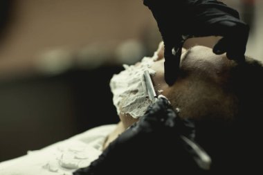 Adam bir usturanın tıraş. elinle kapat