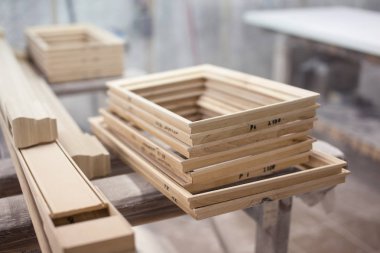 iç mekan kapıları imalatı için atölyesinde ahşap çerçeveler