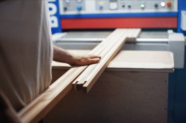 Ağaç işleme sektöründe çalışmak. Elle kaburgalar yakın çekim. Yüzü olmayan