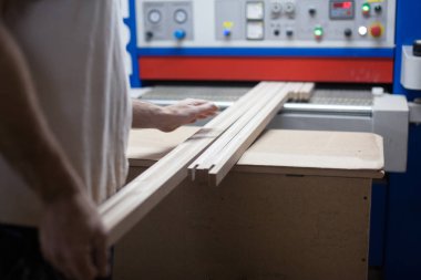 Ağaç işleme sektöründe çalışmak. Elle kaburgalar yakın çekim. Yüzü olmayan