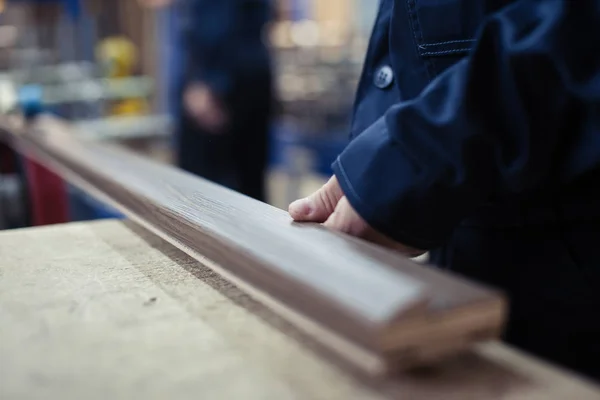 Lavori Nell Industria Della Lavorazione Del Legno Mani Con Doghe — Foto Stock