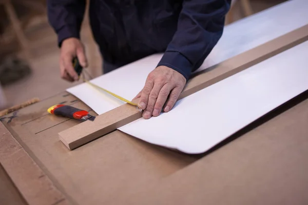 Подготовка Разрезанию Белого Длинного Листа Бумаги Раме Руки Рулеткой Мера — стоковое фото