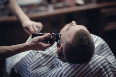 Berber dükkanı. Berber iş. Kuaför müşteri sakal tıraş makinesi ile tıraş.