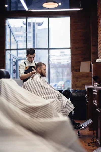 沙龙理发店 理发师和客户靠在靠窗的椅子上 — 图库照片