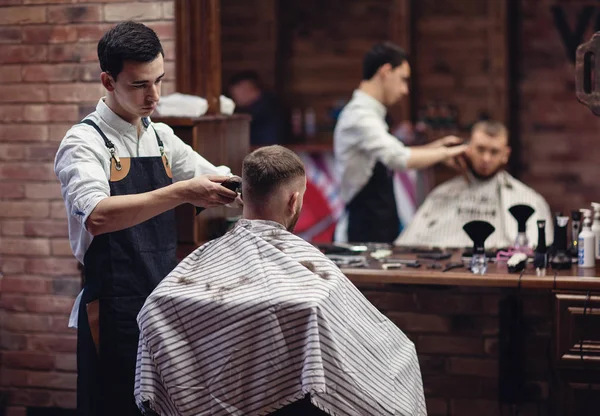 Peluquero Afeita Cabeza Del Cliente Con Trimmer — Foto de Stock